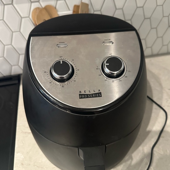 Bella Pro Series 4.2 qt Analog Air Fryer Matte Black Finish - Picture 2 of 5